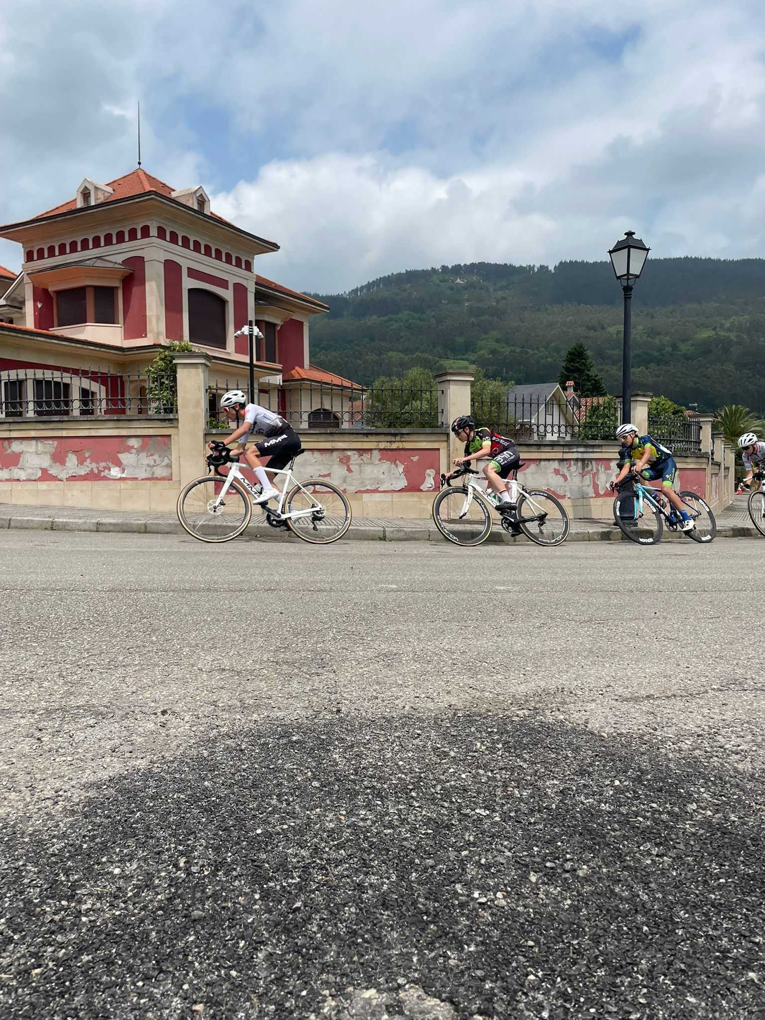 Éxito de participación en el Trofeo Salas 2025 de ciclismo base