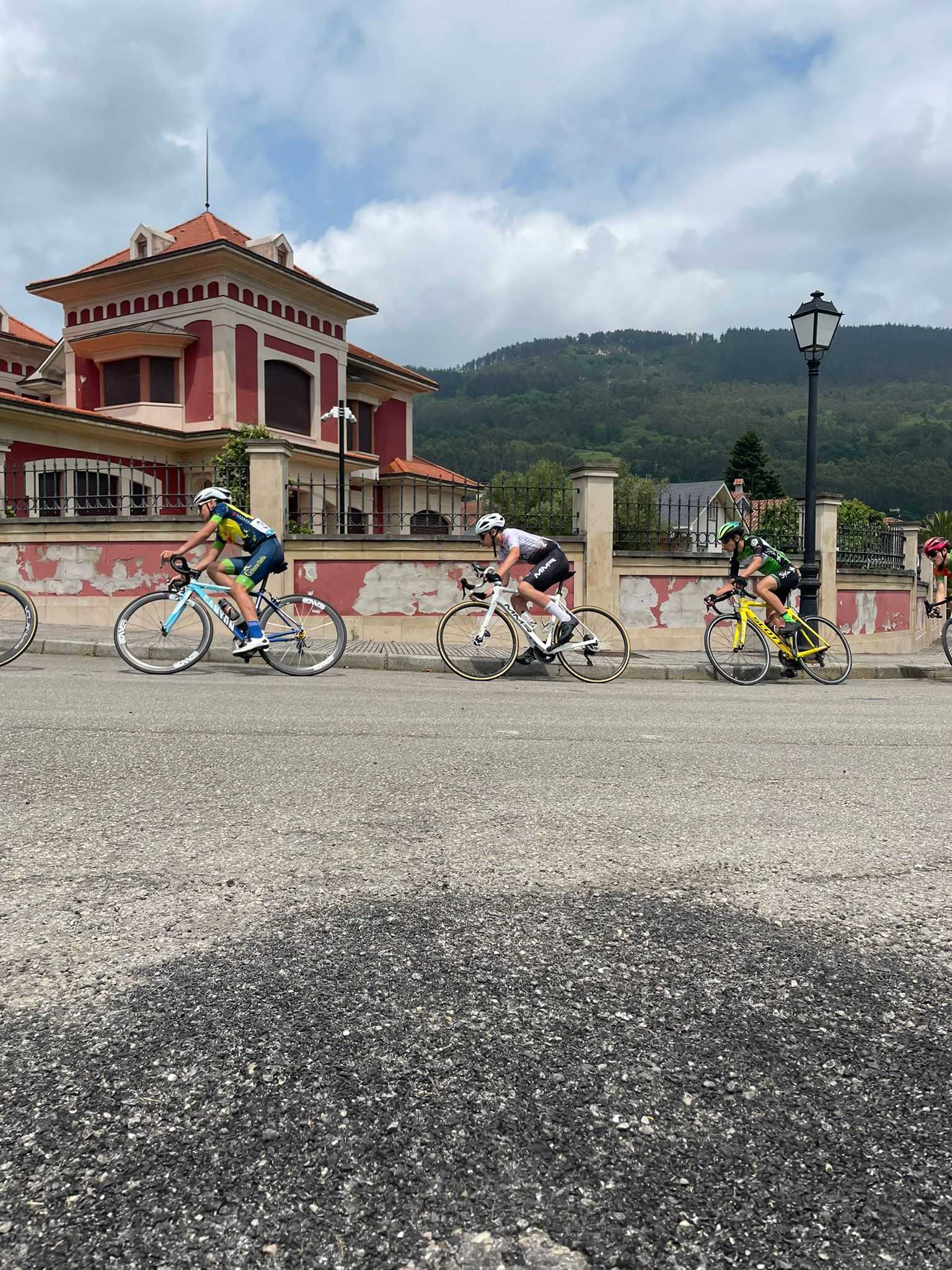 Éxito de participación en el Trofeo Salas 2025 de ciclismo base