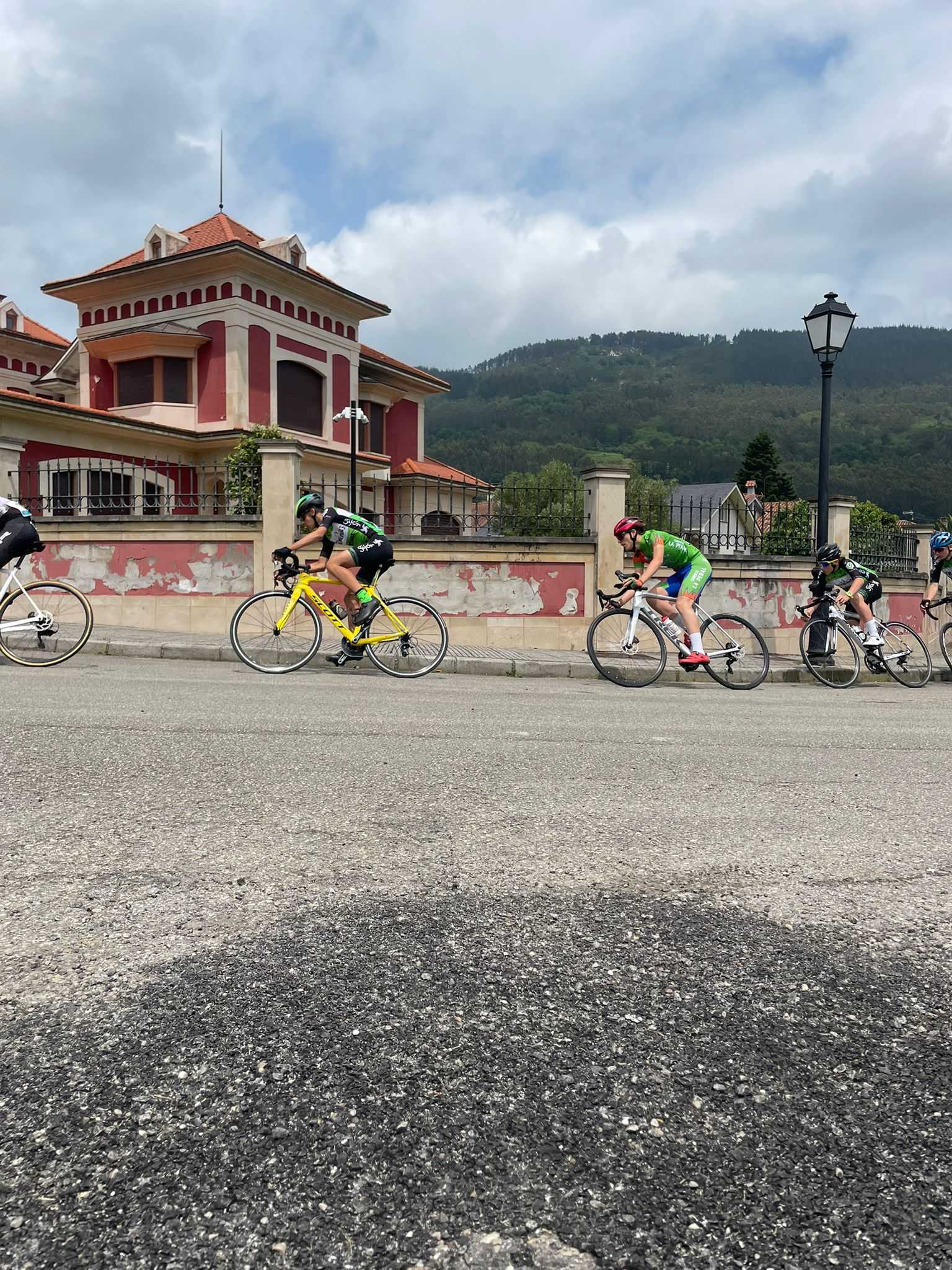 Éxito de participación en el Trofeo Salas 2025 de ciclismo base