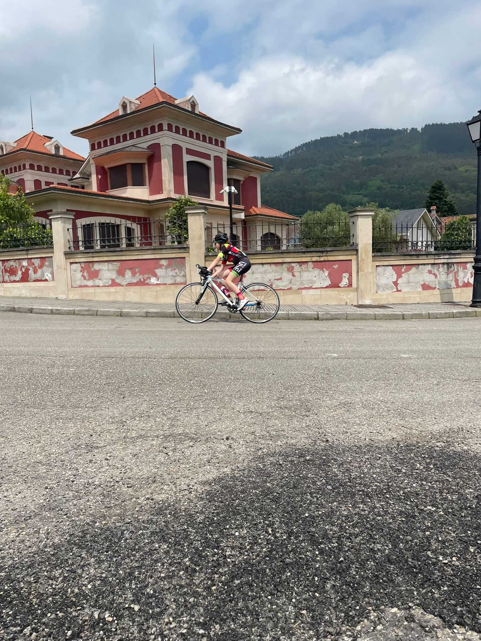 Éxito de participación en el Trofeo Salas 2025 de ciclismo base