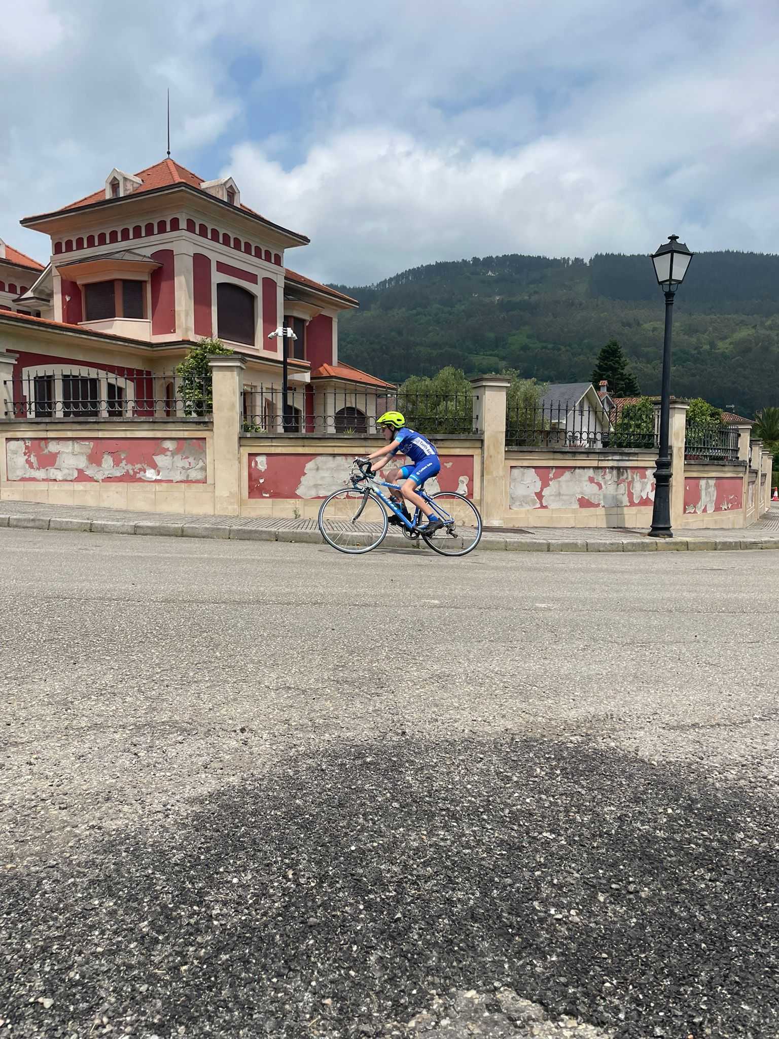 Éxito de participación en el Trofeo Salas 2025 de ciclismo base