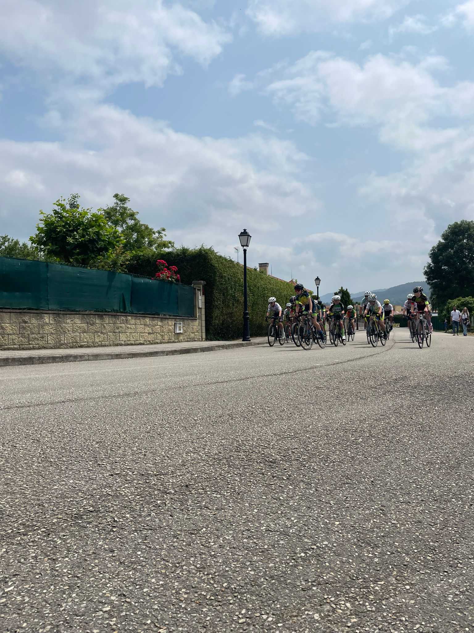 Éxito de participación en el Trofeo Salas 2025 de ciclismo base