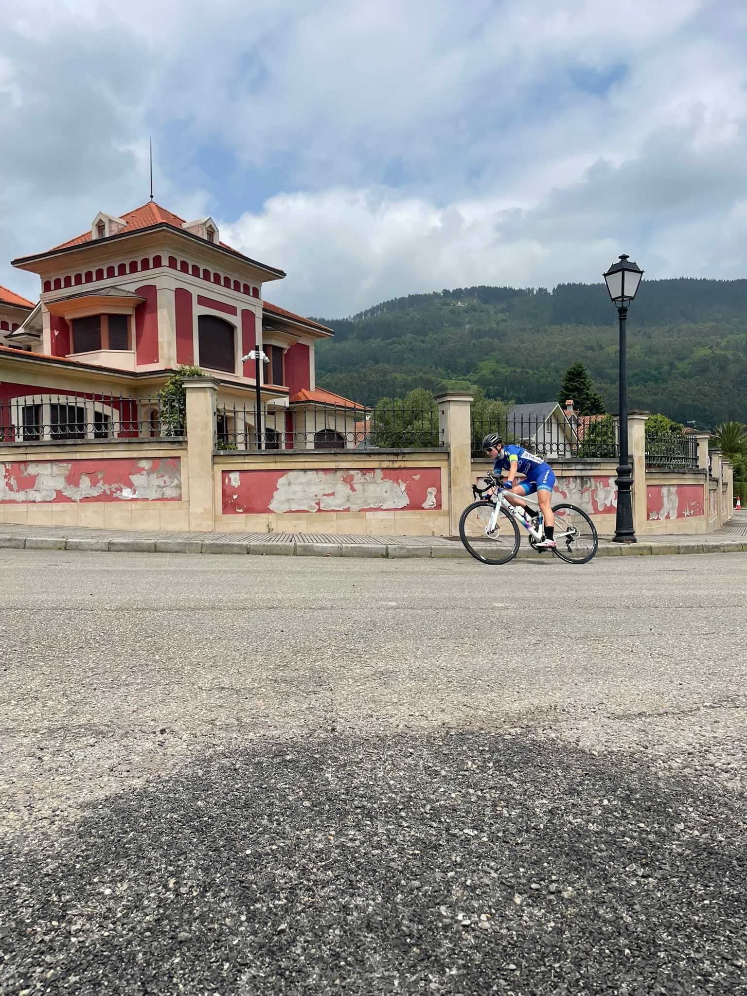 Éxito de participación en el Trofeo Salas 2025 de ciclismo base
