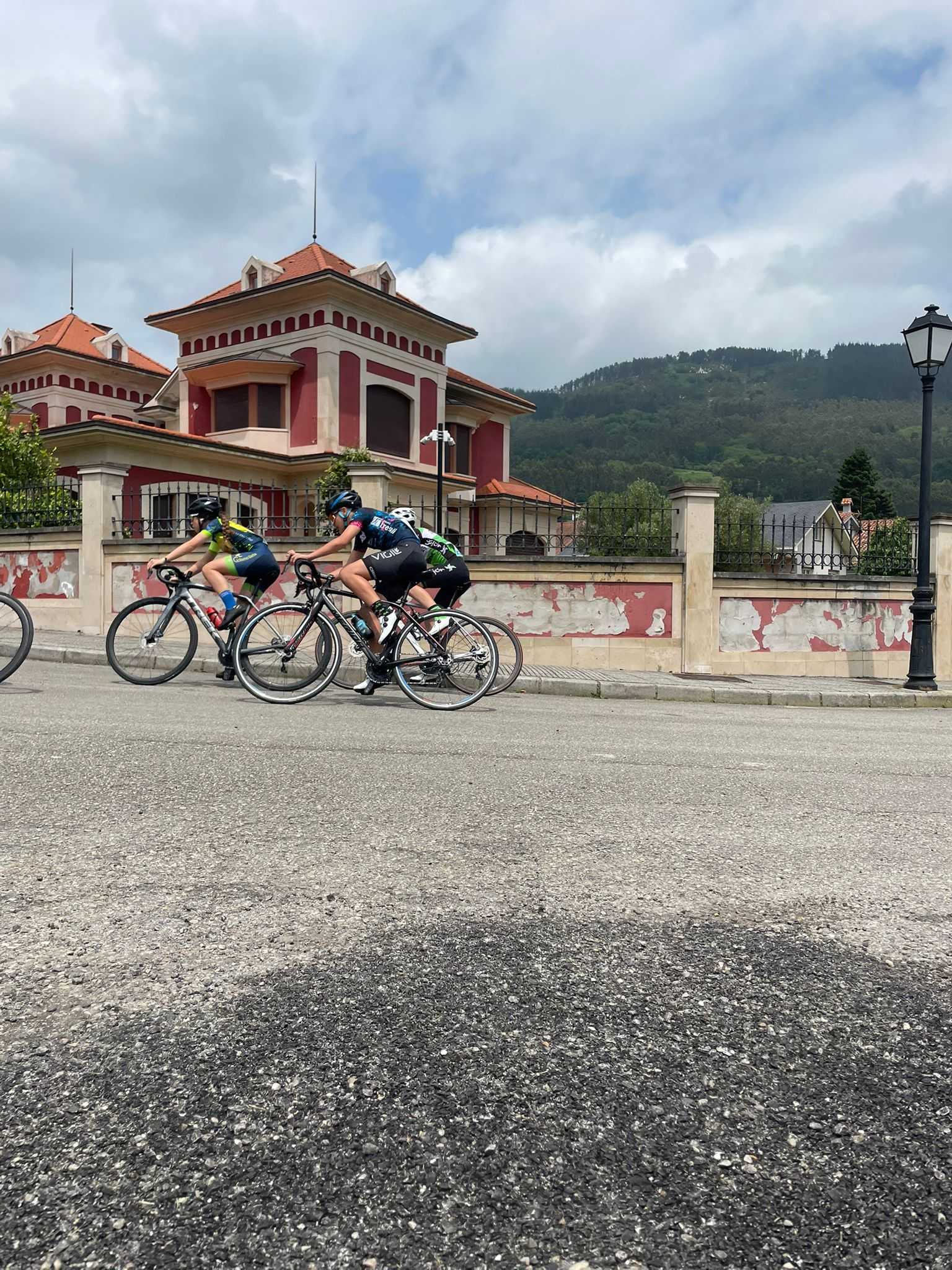 Éxito de participación en el Trofeo Salas 2025 de ciclismo base