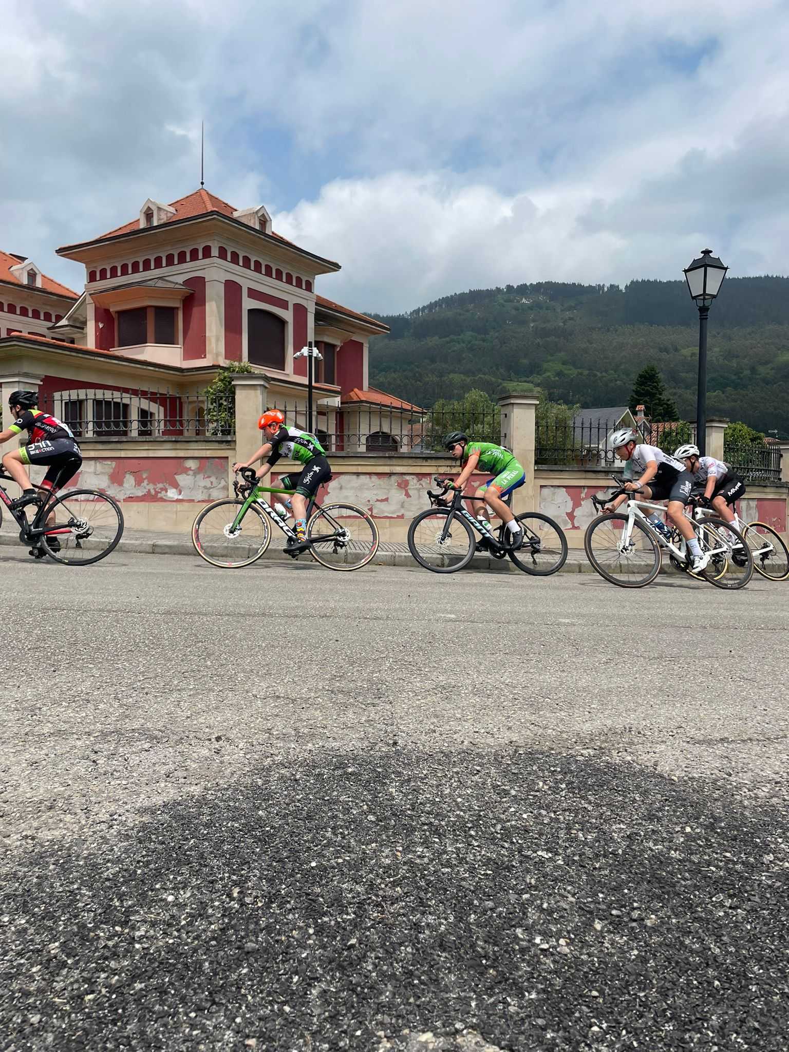Éxito de participación en el Trofeo Salas 2025 de ciclismo base