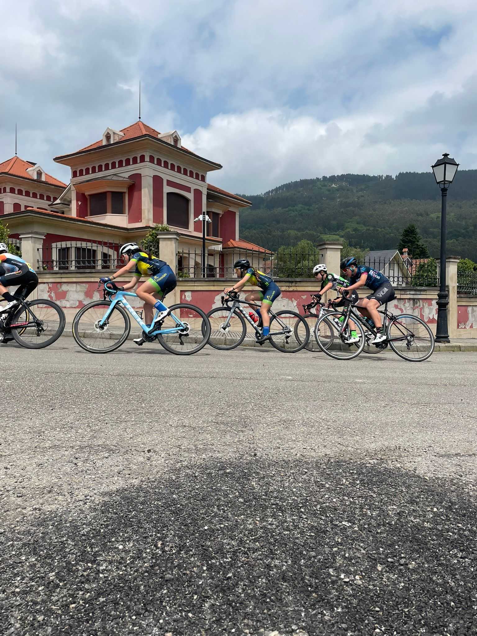 Éxito de participación en el Trofeo Salas 2025 de ciclismo base