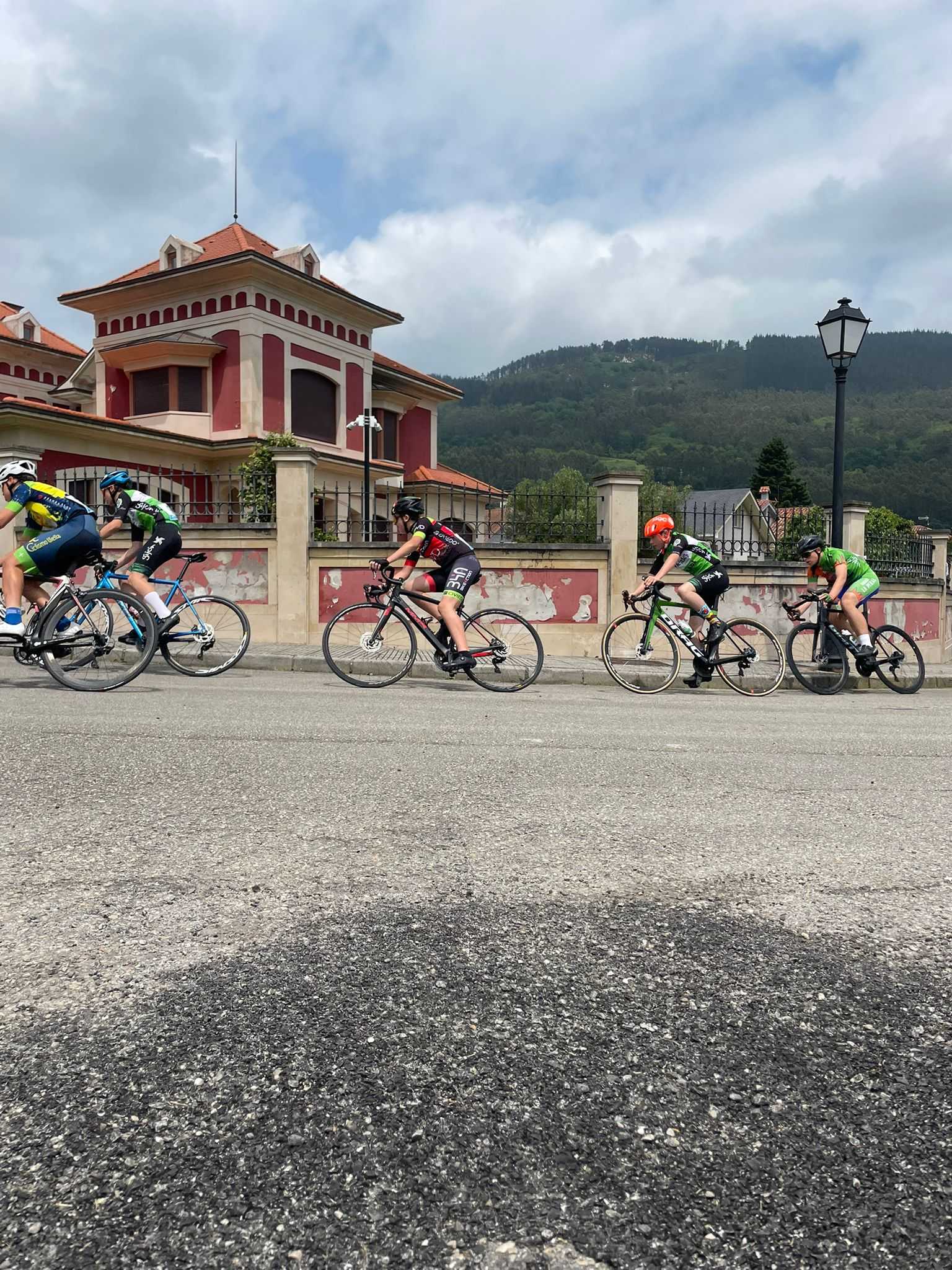 Éxito de participación en el Trofeo Salas 2025 de ciclismo base