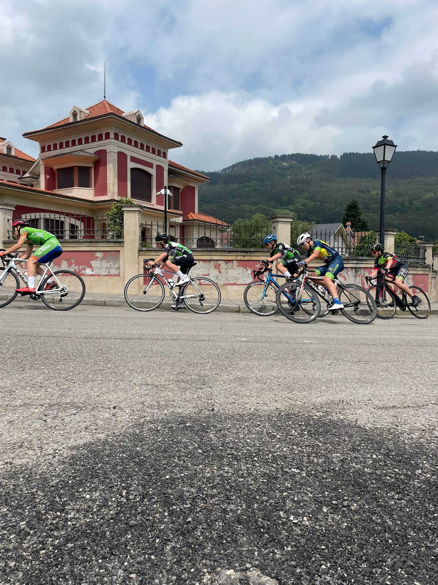 Éxito de participación en el Trofeo Salas 2025 de ciclismo base