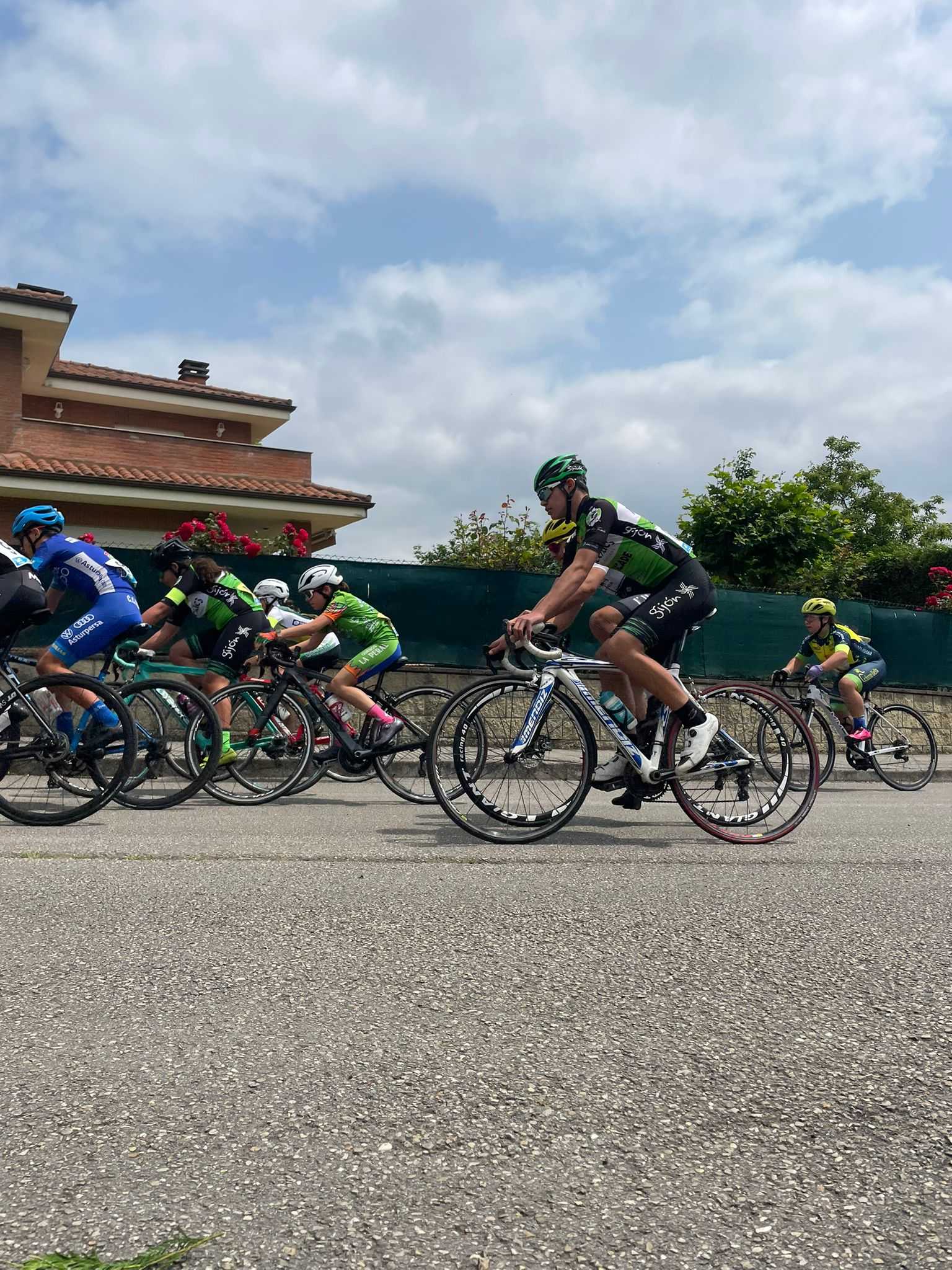 Éxito de participación en el Trofeo Salas 2025 de ciclismo base