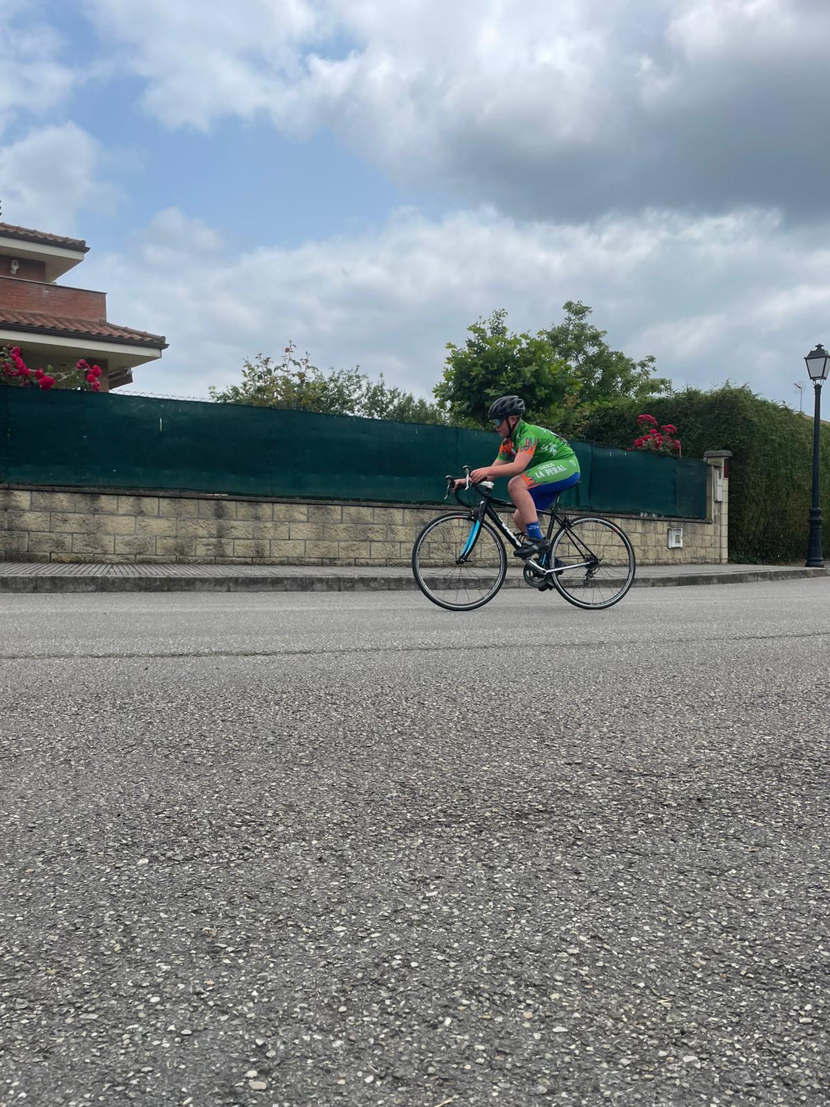 Éxito de participación en el Trofeo Salas 2025 de ciclismo base