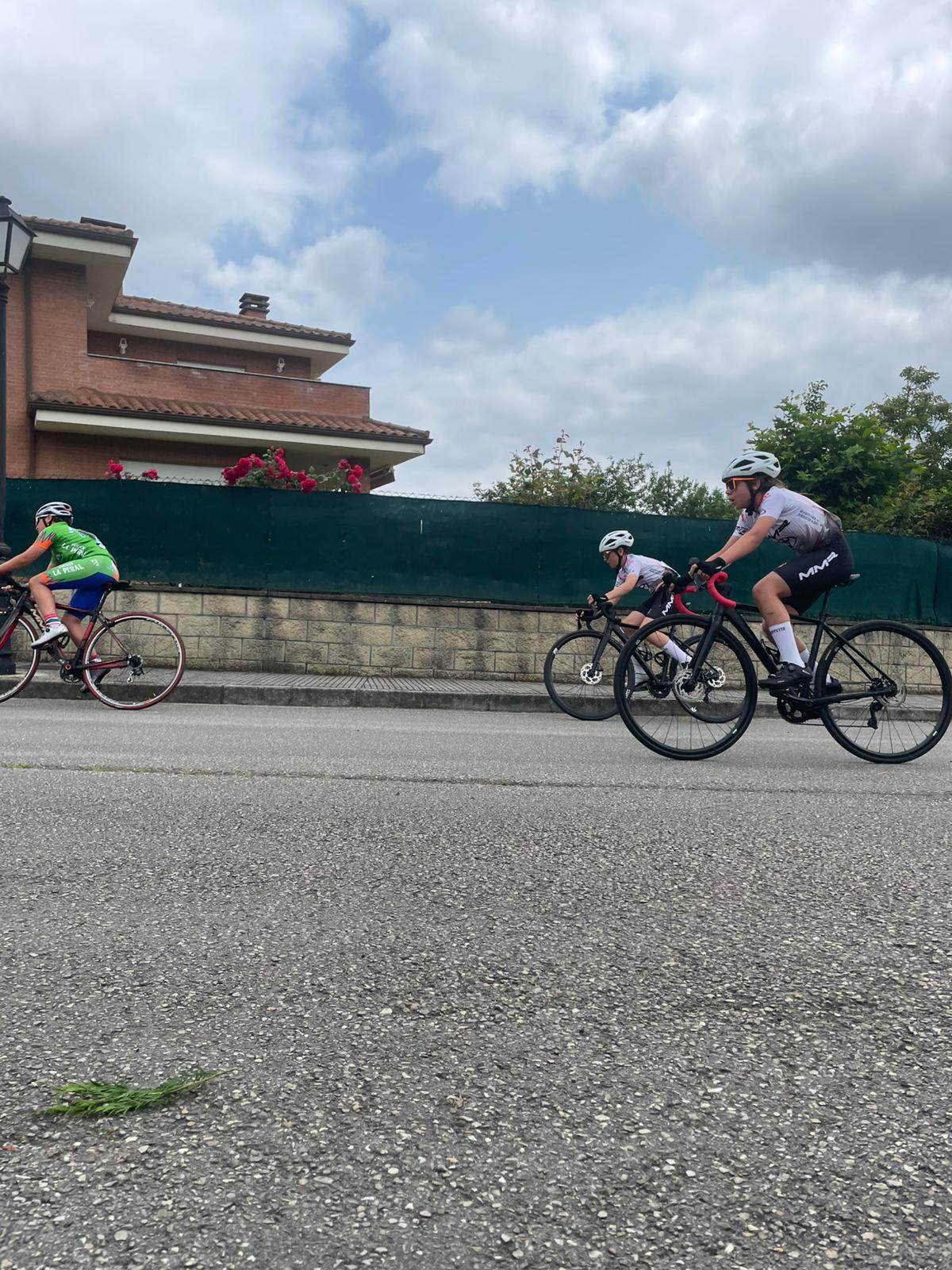 Éxito de participación en el Trofeo Salas 2025 de ciclismo base