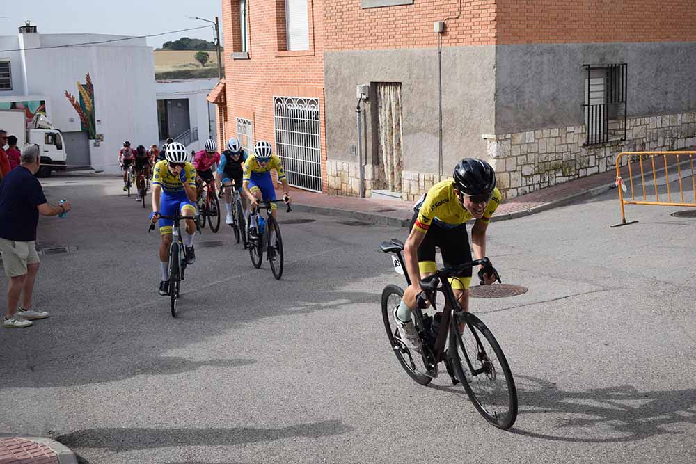 HUGO GÓMEZ Y GABRIEL RODAS HOMENAJEAN A ANTONIO SUÁREZ EN CORPA