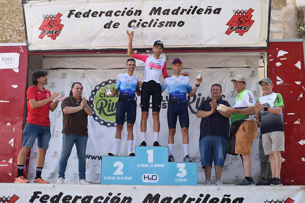 HUGO GÓMEZ Y GABRIEL RODAS HOMENAJEAN A ANTONIO SUÁREZ EN CORPA