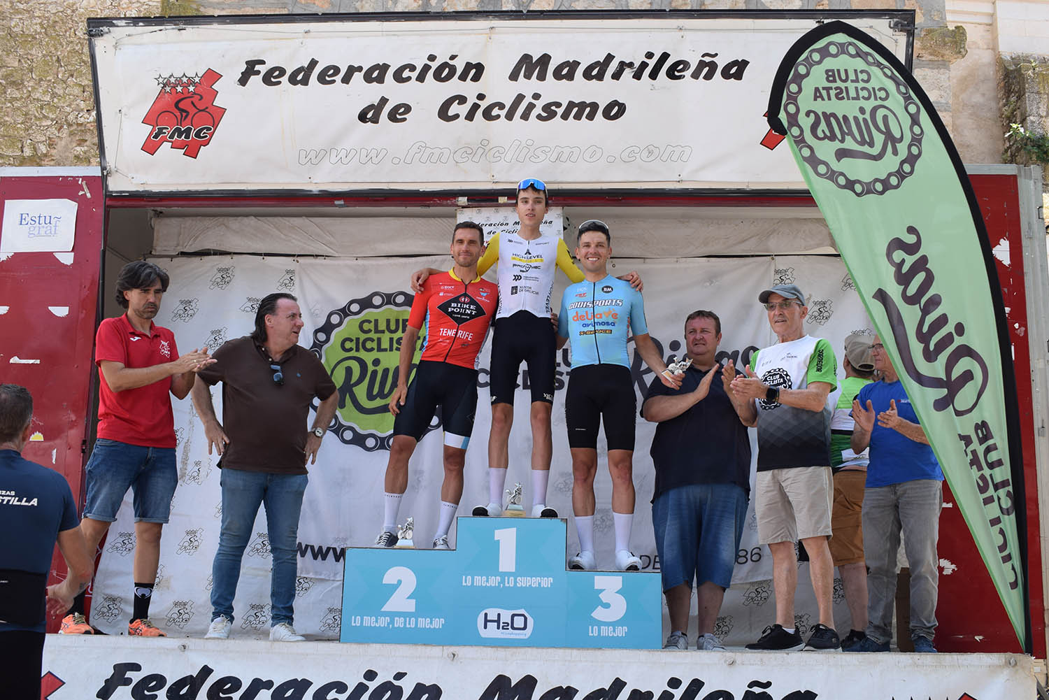 HUGO GÓMEZ Y GABRIEL RODAS HOMENAJEAN A ANTONIO SUÁREZ EN CORPA