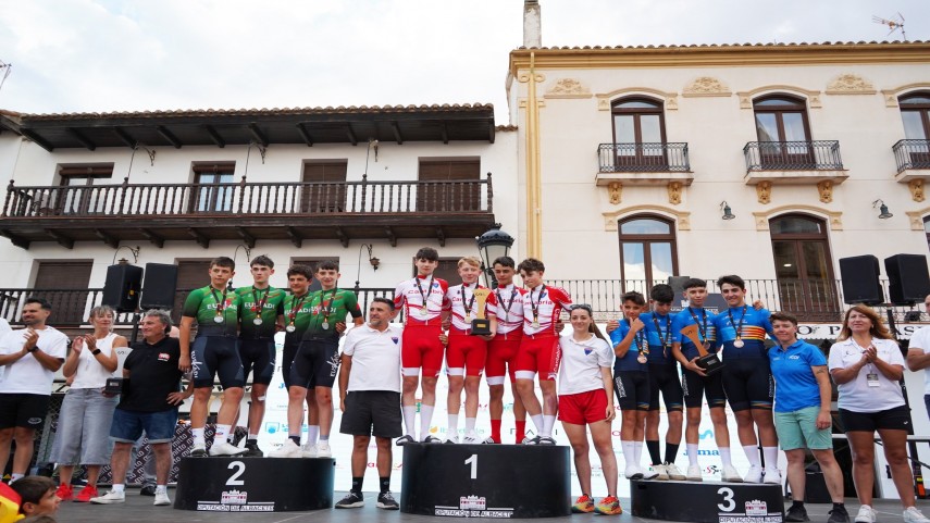 Cantabria-Oro-por-equipos-en-la-prueba-infantil-masculina-en-los-Campeonatos-de-Espana-JJDDEE-de-Ciclismo-en-Albacete