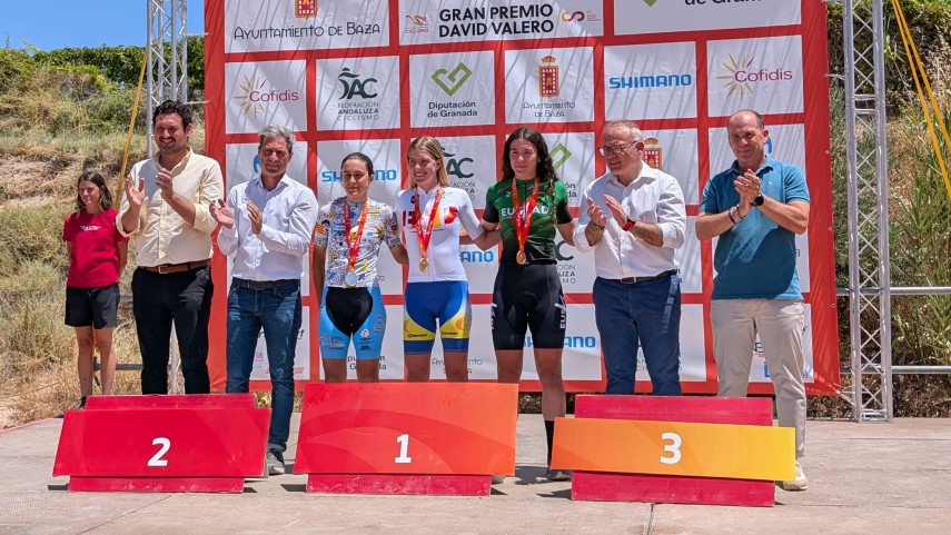 MAGALI-ALBISU-ETXEBESTEK-BRONTZEZKO-DOMINA-ESKURATU-DU-ESTATUKO-TXAPELKETETAN