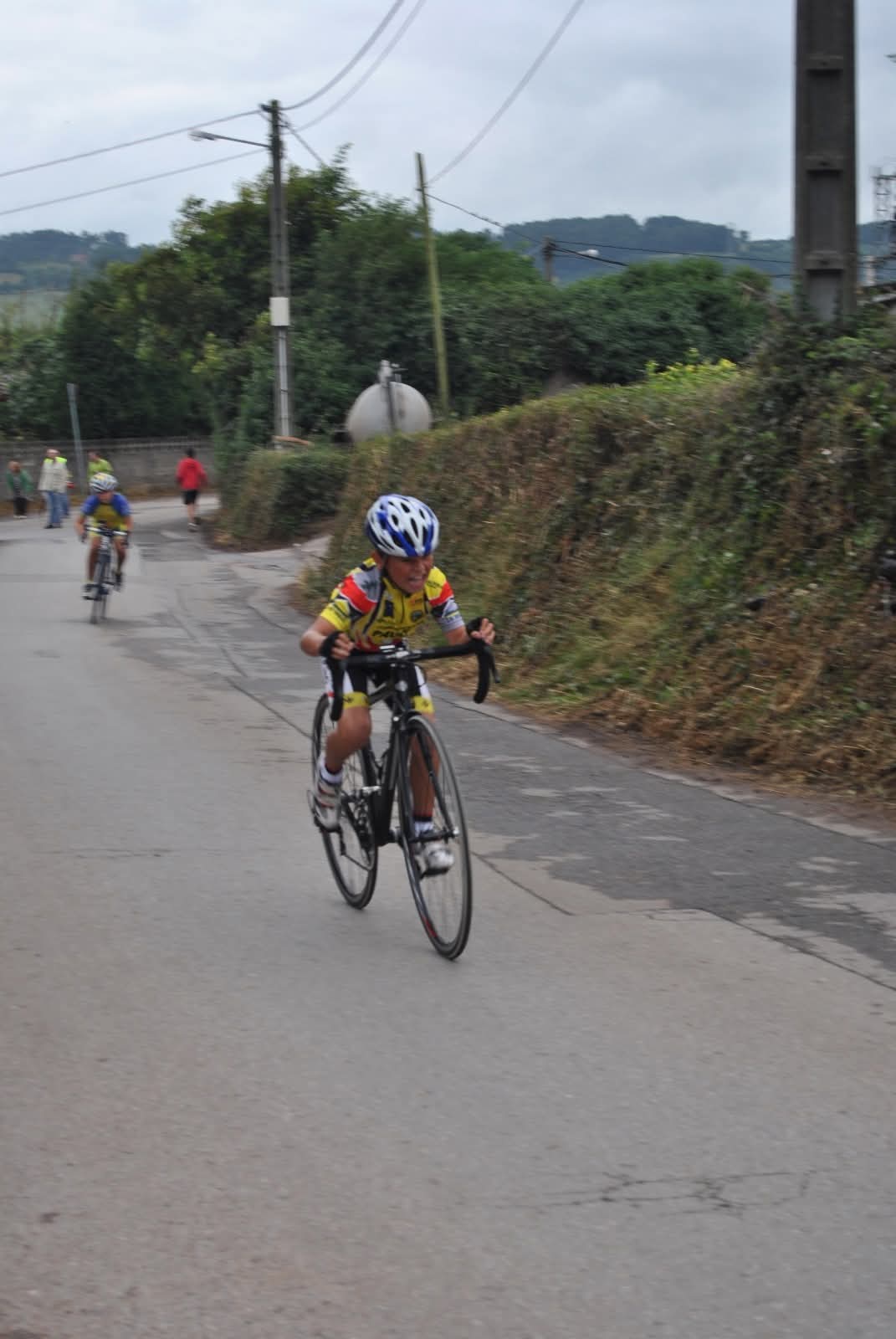 Tres asturianos en la salida de la Vuelta 2025