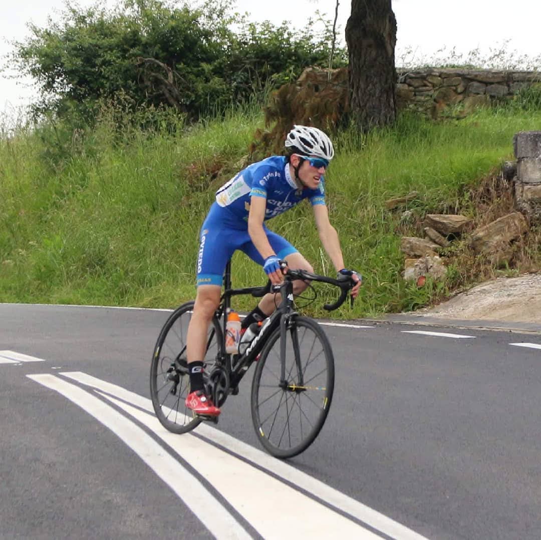 Tres asturianos en la salida de la Vuelta 2025