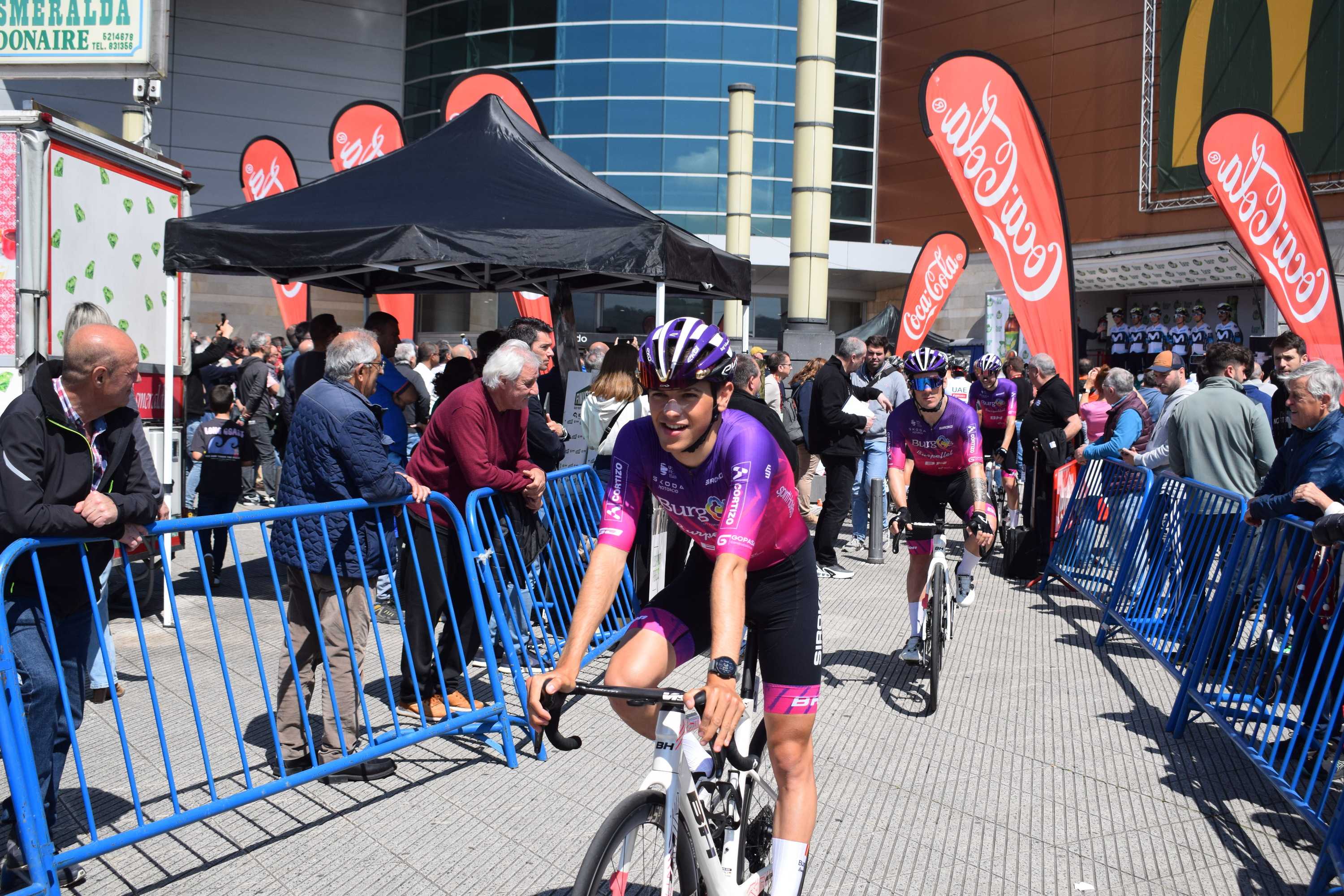 Tres asturianos en la salida de la Vuelta 2025