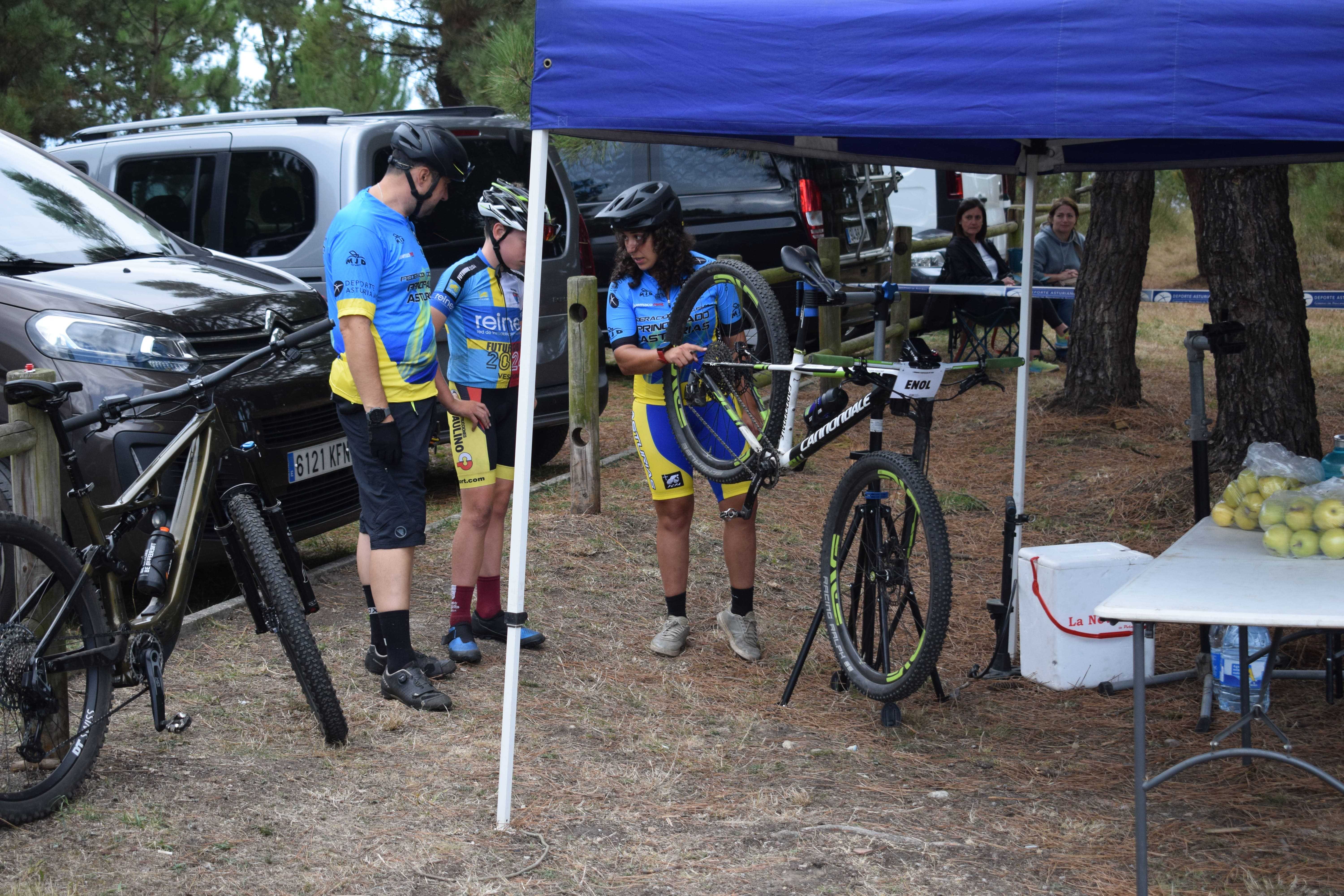 La FCPA celebra las primeras Jornadas de tecnificación de BTT en el circuito de Pinos Altos (Castrillón)