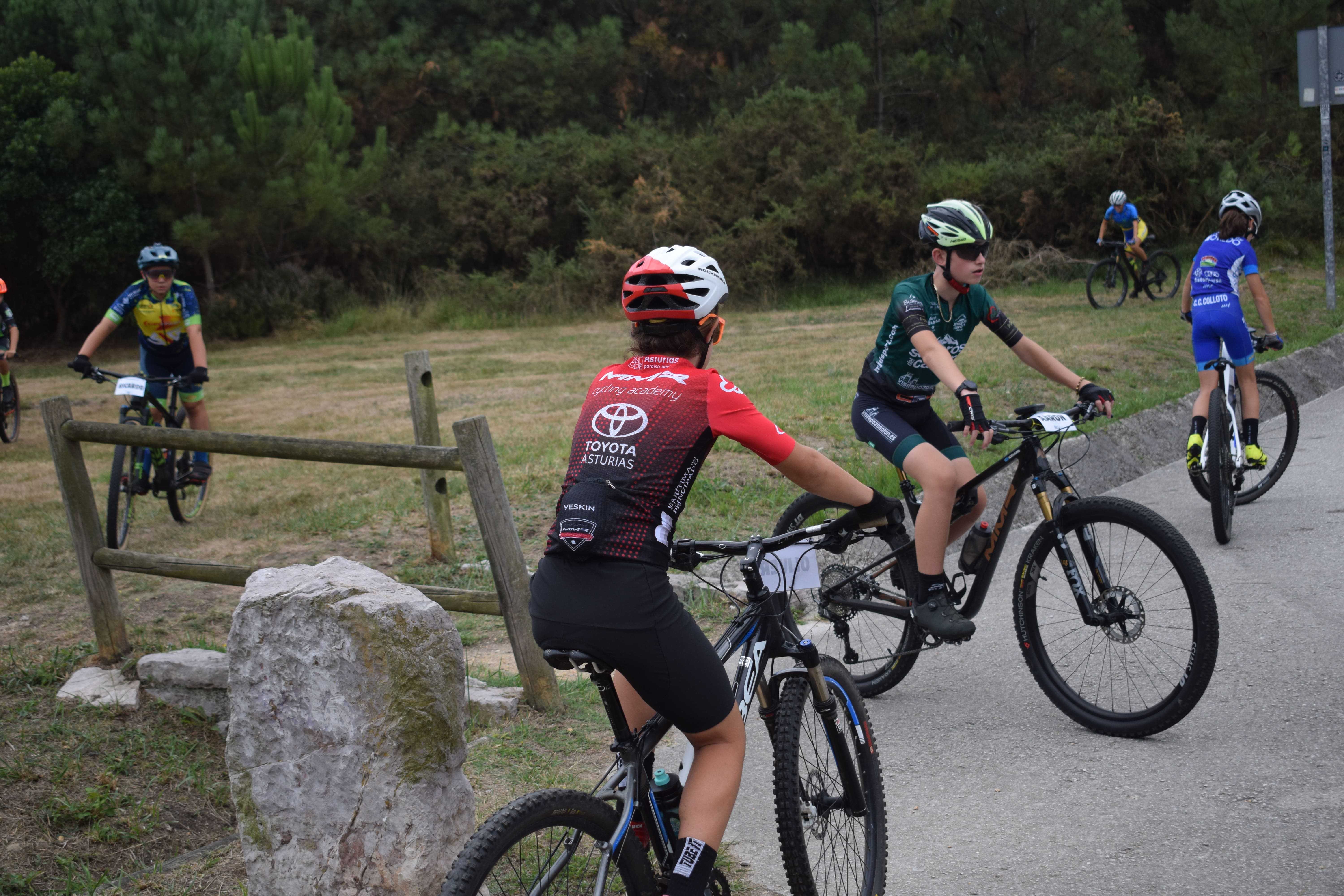 La FCPA celebra las primeras Jornadas de tecnificación de BTT en el circuito de Pinos Altos (Castrillón)