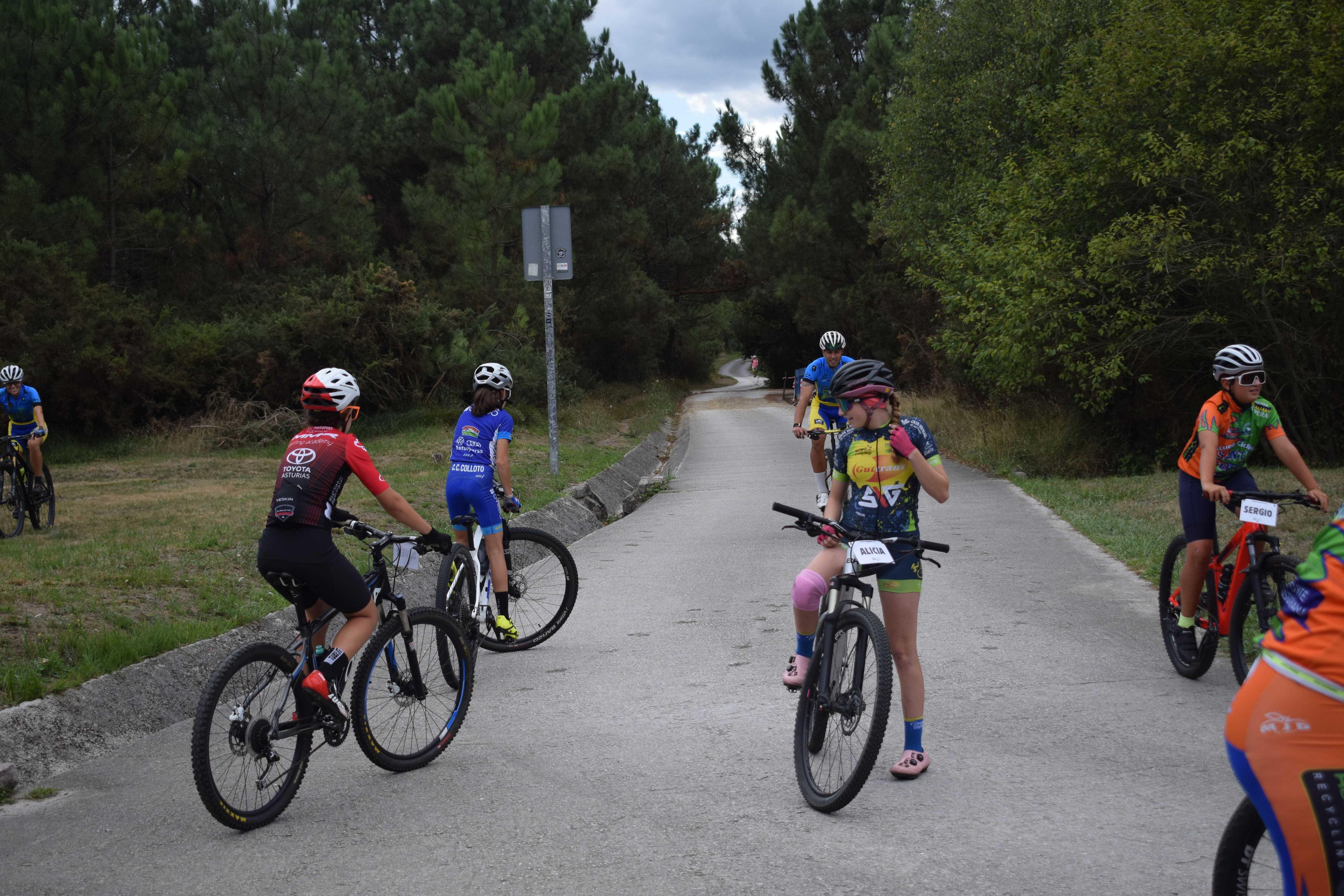 La FCPA celebra las primeras Jornadas de tecnificación de BTT en el circuito de Pinos Altos (Castrillón)