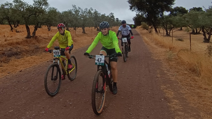 La-lluvia-acompana-a-los-cicloturistas-en-Alanis-por-los-a��Senderos-de-Sierra-Morenaa��-