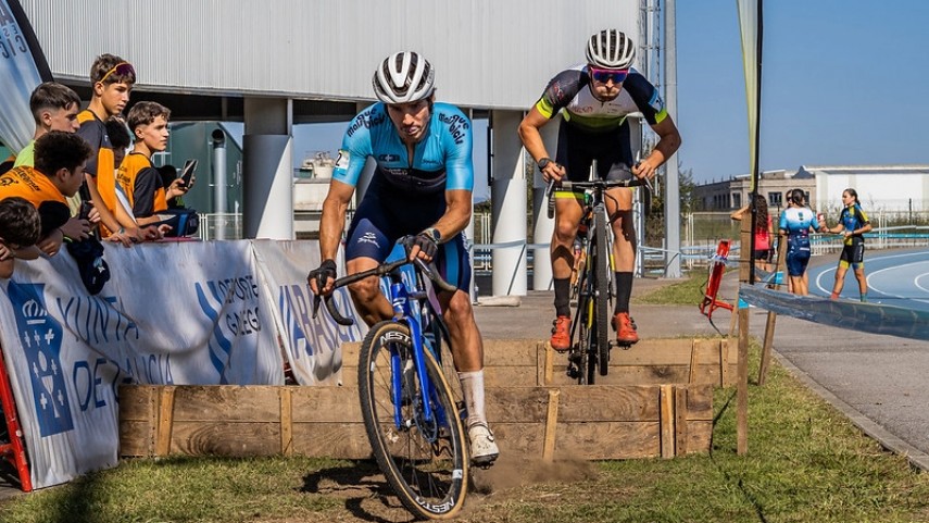 O-Porrino-abriu-por-todo-o-alto-a-Copa-Galicia-de-Ciclocros-con-16-lideres