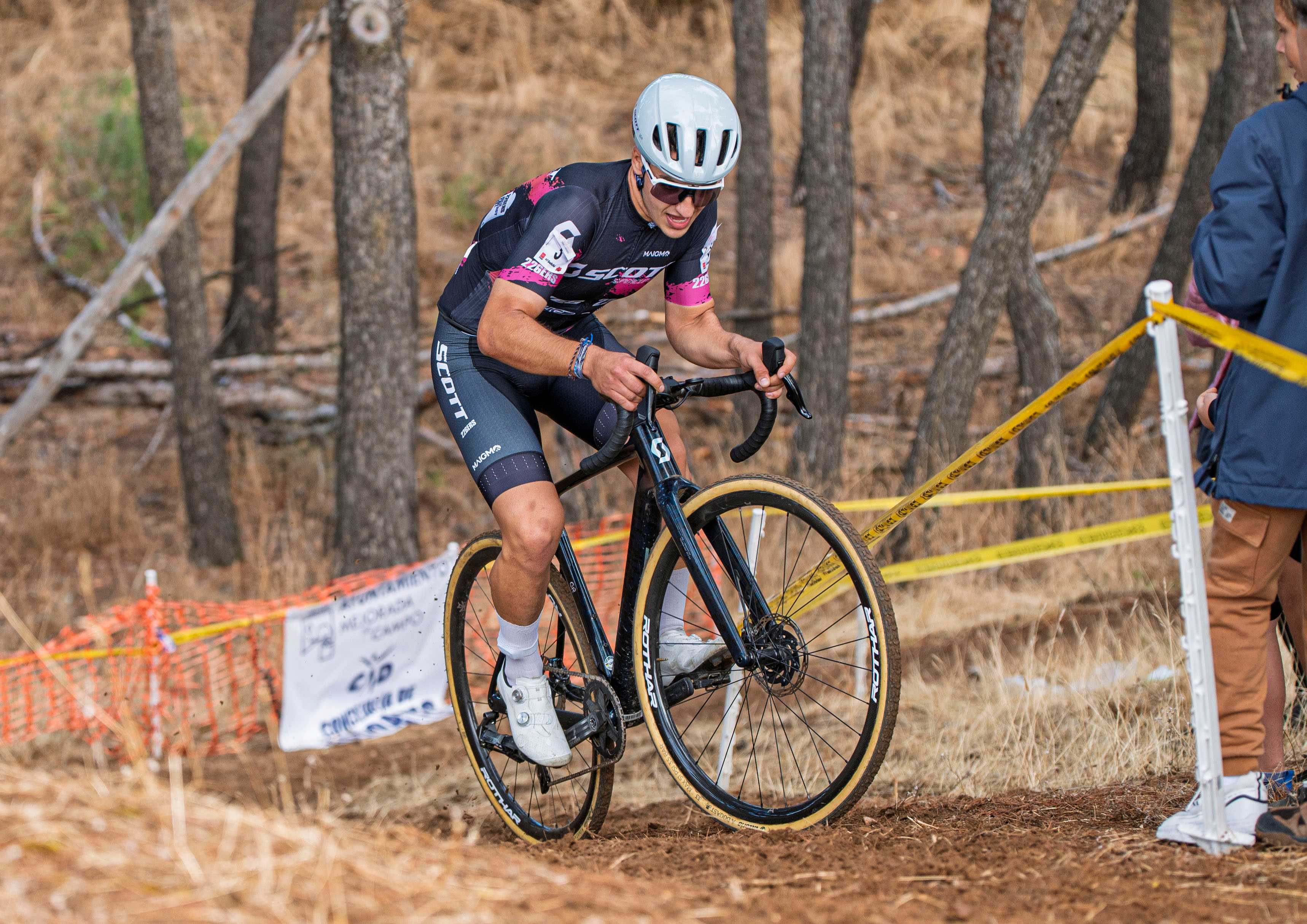Miguel Díaz y Carolina Vega consiguen el triunfo en el XII Ciclocross de Mejorada del Campo Miguel Díaz y Carolina Vega consiguen el triunfo en el XII Ciclocross de Mejorada del Campo