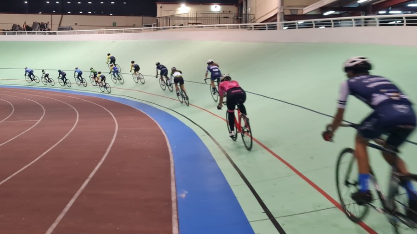 Segundo-entrenamiento-de-pista-para-los-Infantiles-en-el-velodromo-Tasio-Greciano-de-Galapagar