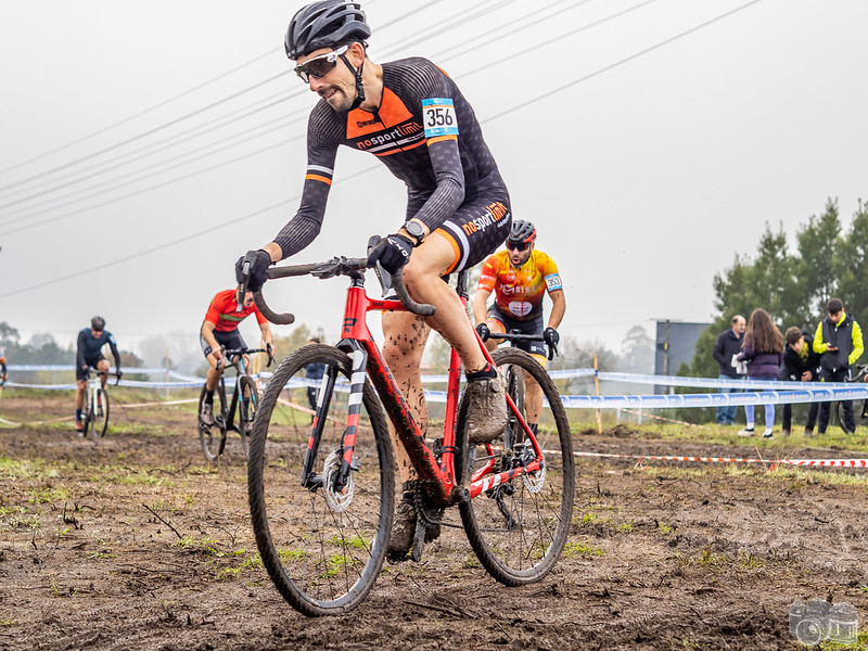 Miguel Rodríguez e Irene Trabazo lánzanse ao barro da Copa Galicia con vitorias no Porriño