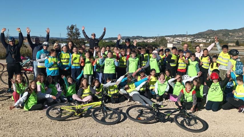 La-trobada-inter-centres-de-Aula-Ciclista-une-al-alumnado-de-las-poblaciones-de-Manuel-y-Lenova