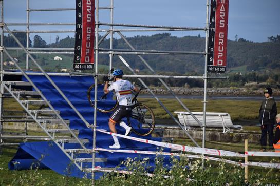 Unax Lombraña y Andrea Velasco se imponen en el ciclocross Colindres Pueblo 10