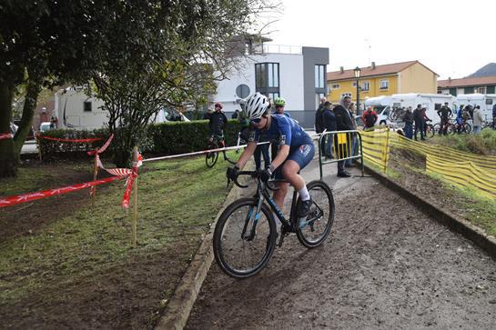 Unax Lombraña y Andrea Velasco se imponen en el ciclocross Colindres Pueblo 10