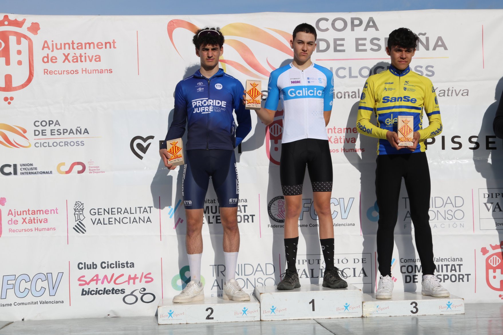 Guillermo García festexa coa Selección de Galicia o título cadete da Copa de España de Ciclocrós