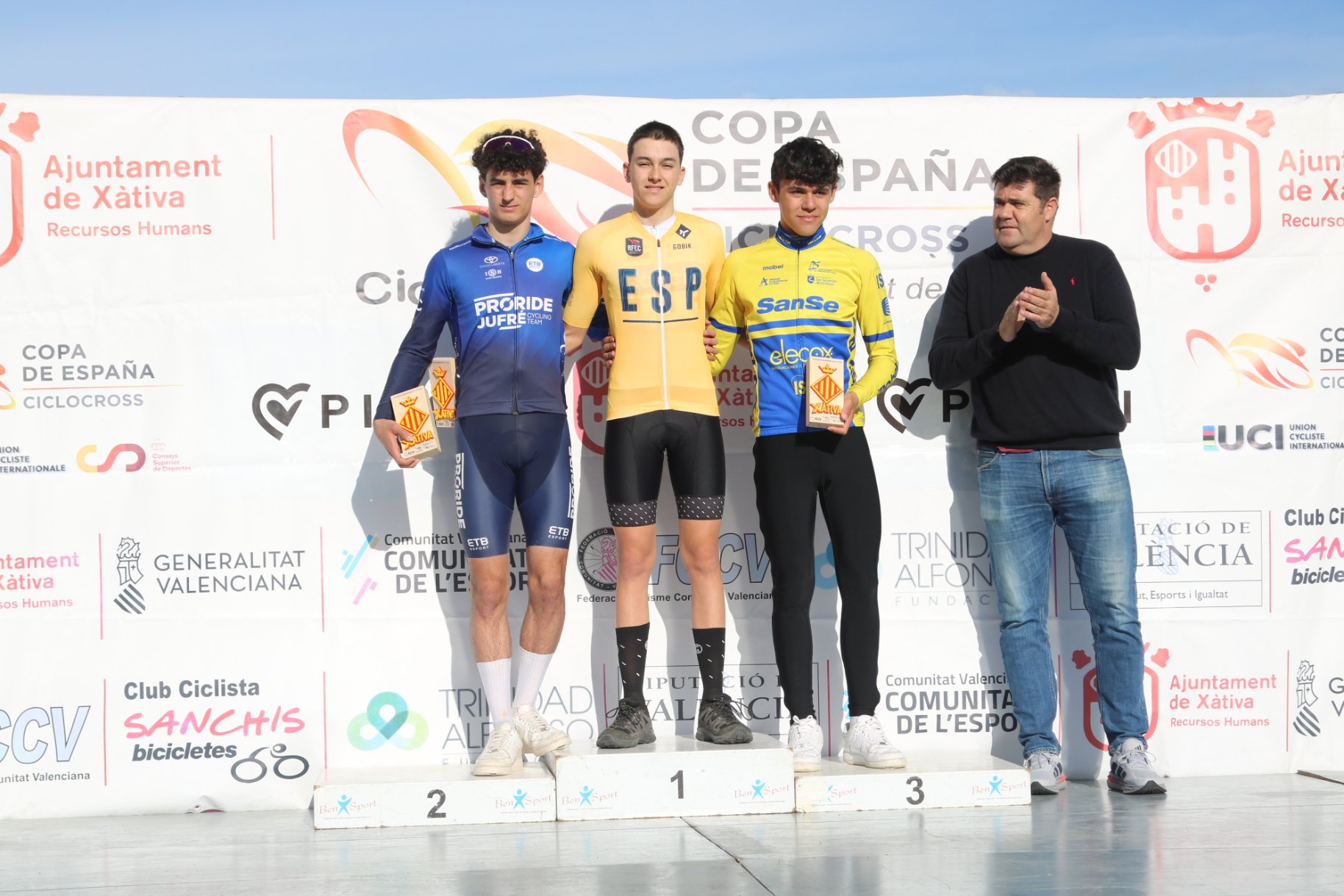 Guillermo García festexa coa Selección de Galicia o título cadete da Copa de España de Ciclocrós
