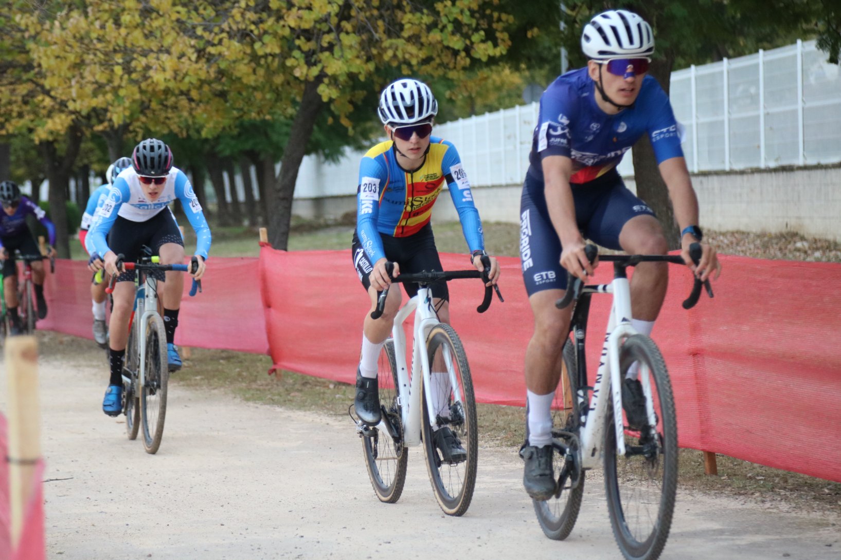 Guillermo García festexa coa Selección de Galicia o título cadete da Copa de España de Ciclocrós