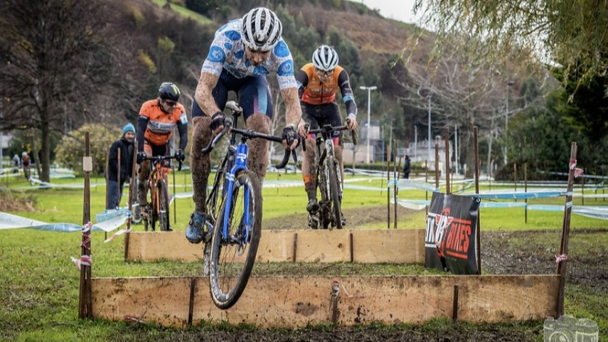 Samuel-Gonzalez-despexa-a-incognita-final-da-Copa-Galicia-de-Ciclocros-en-Viveiro
