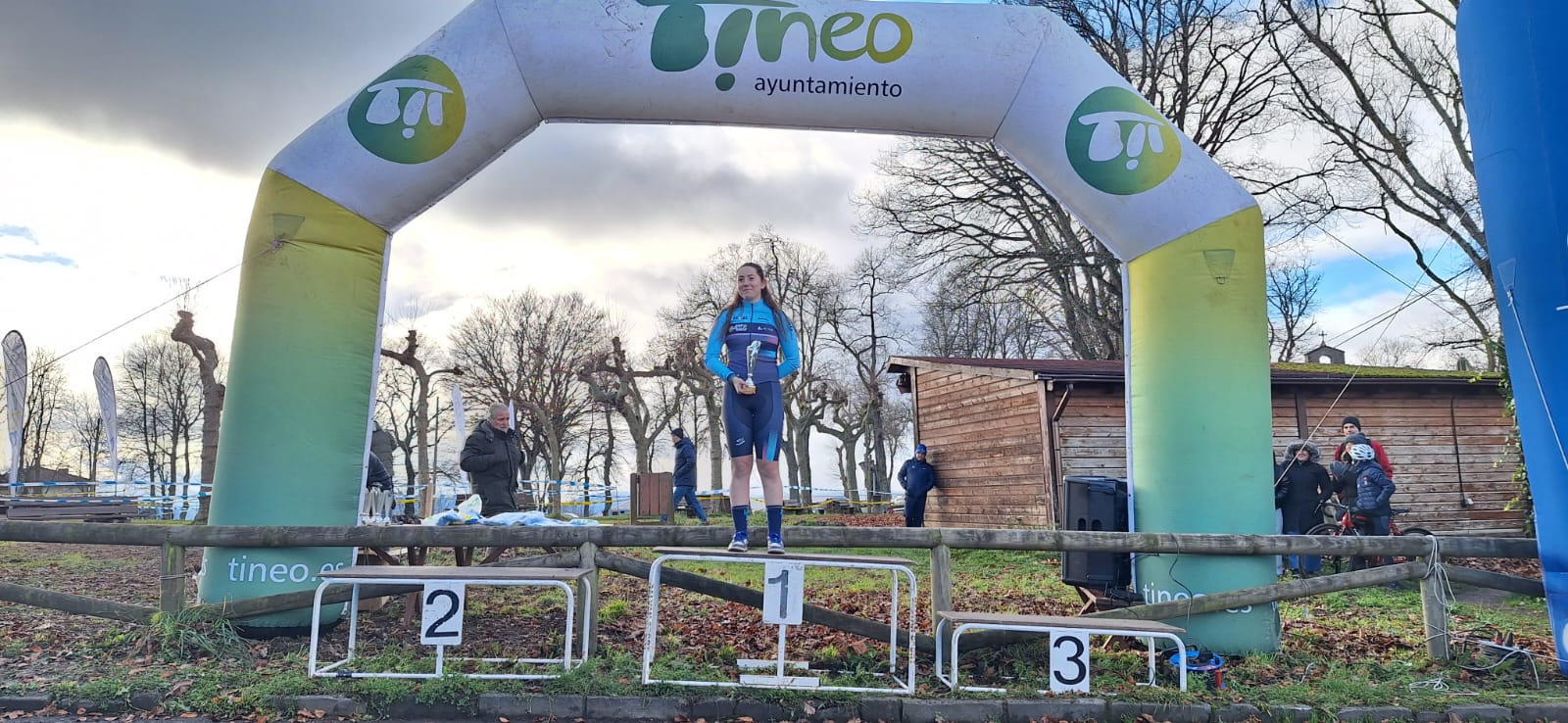 Tineo corona a los campeones de Asturias de Ciclocross en una mañana gélida