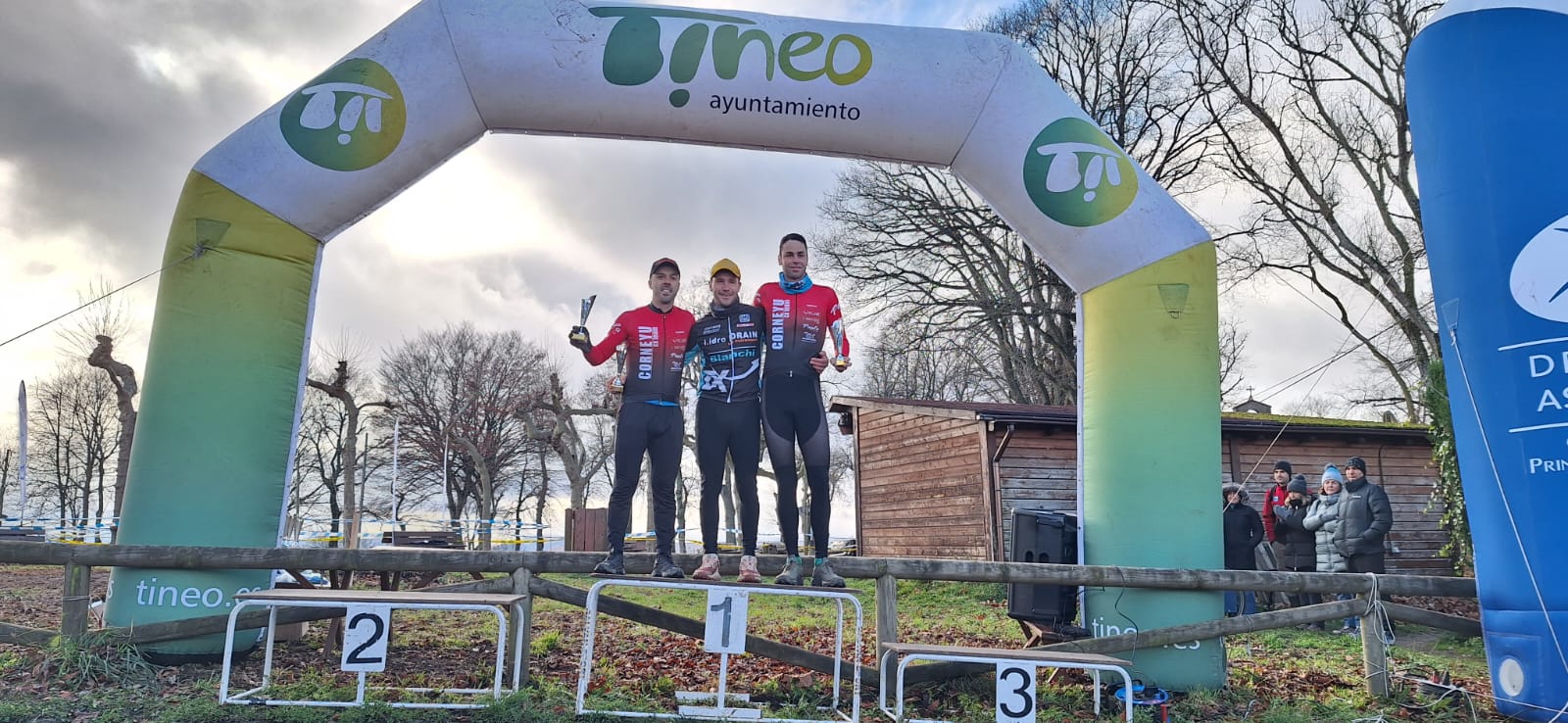 Tineo corona a los campeones de Asturias de Ciclocross en una mañana gélida