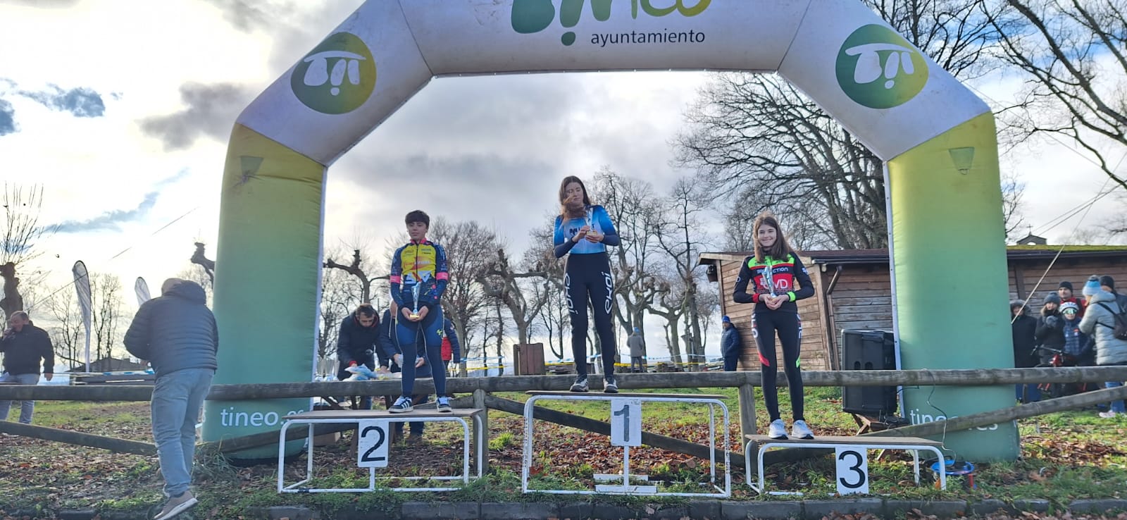 Tineo corona a los campeones de Asturias de Ciclocross en una mañana gélida