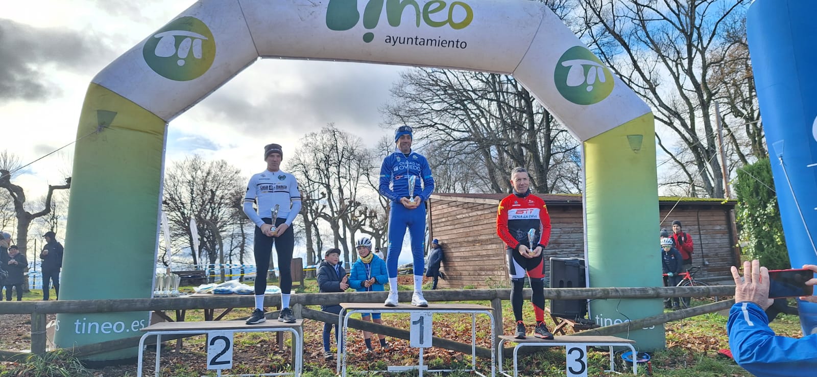 Tineo corona a los campeones de Asturias de Ciclocross en una mañana gélida