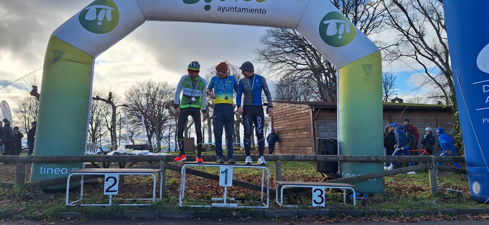 Tineo corona a los campeones de Asturias de Ciclocross en una mañana gélida