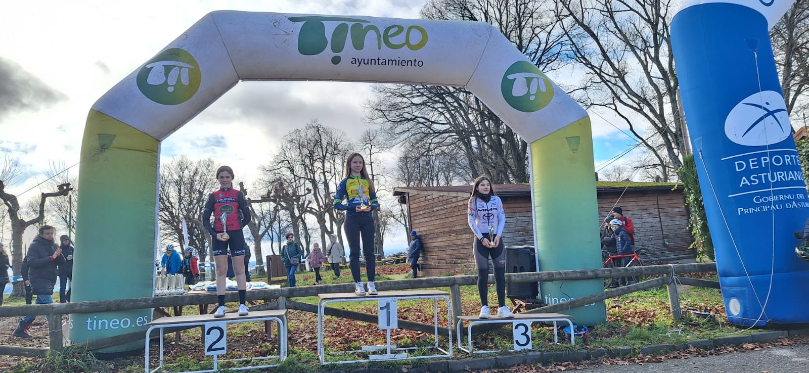 Tineo corona a los campeones de Asturias de Ciclocross en una mañana gélida