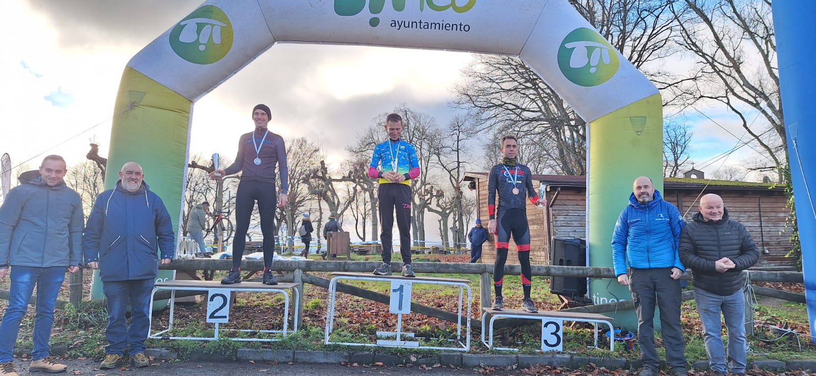 Tineo corona a los campeones de Asturias de Ciclocross en una mañana gélida