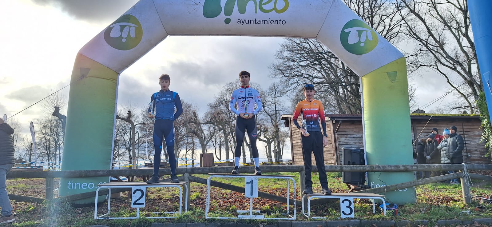 Tineo corona a los campeones de Asturias de Ciclocross en una mañana gélida