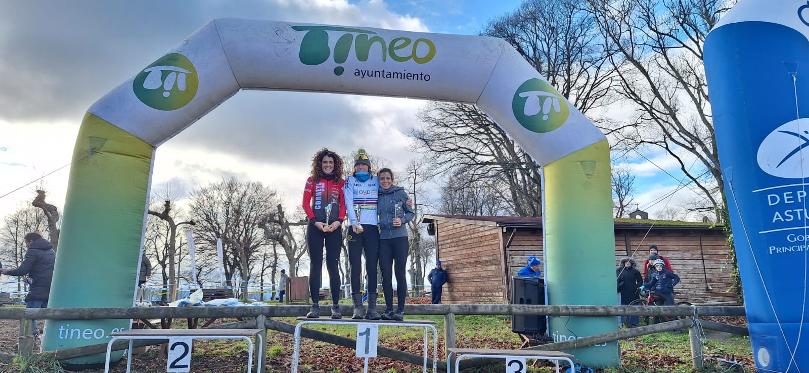 Tineo corona a los campeones de Asturias de Ciclocross en una mañana gélida