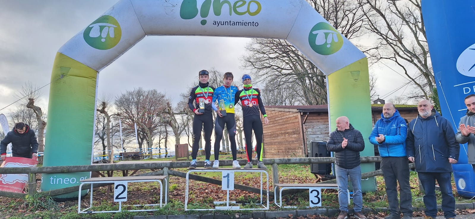 Tineo corona a los campeones de Asturias de Ciclocross en una mañana gélida