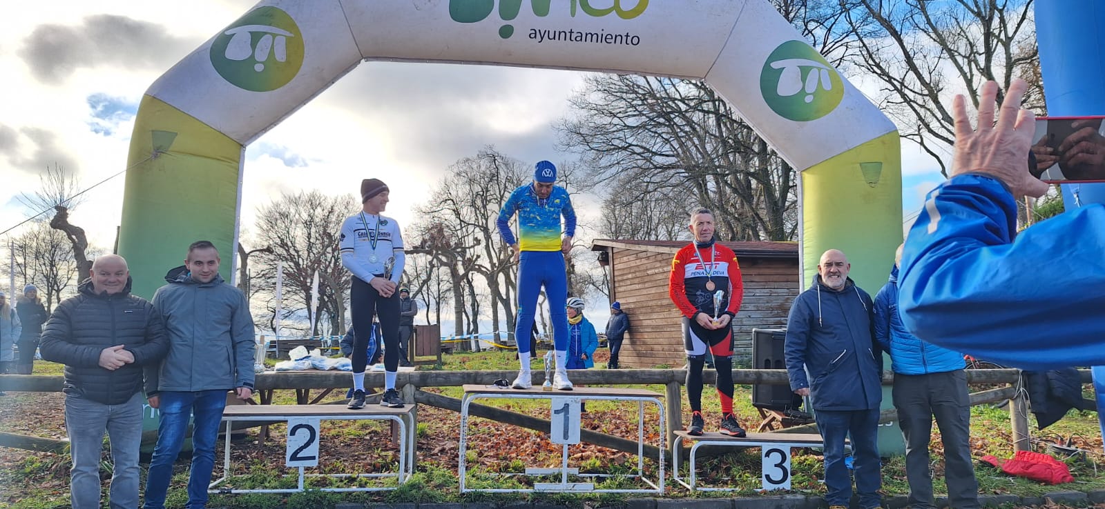 Tineo corona a los campeones de Asturias de Ciclocross en una mañana gélida