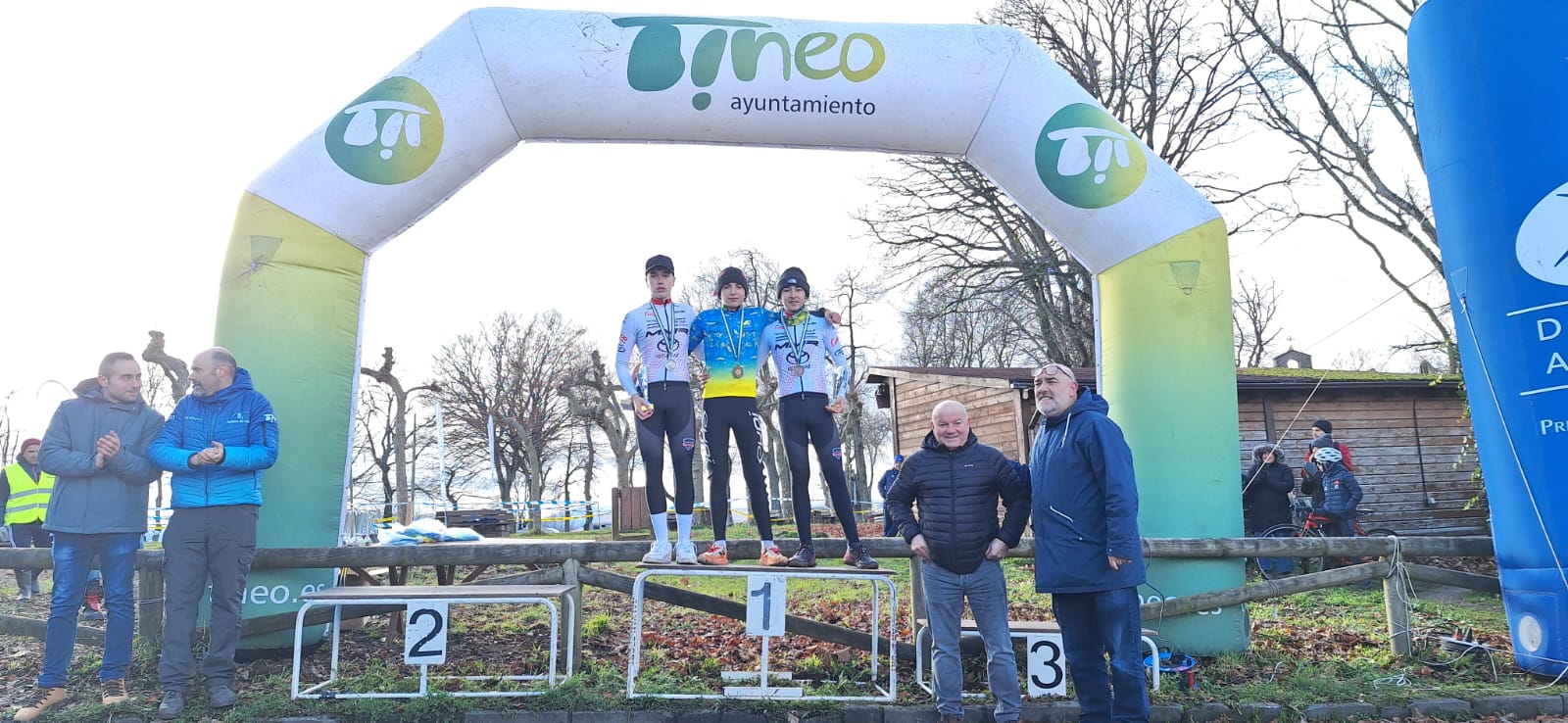 Tineo corona a los campeones de Asturias de Ciclocross en una mañana gélida